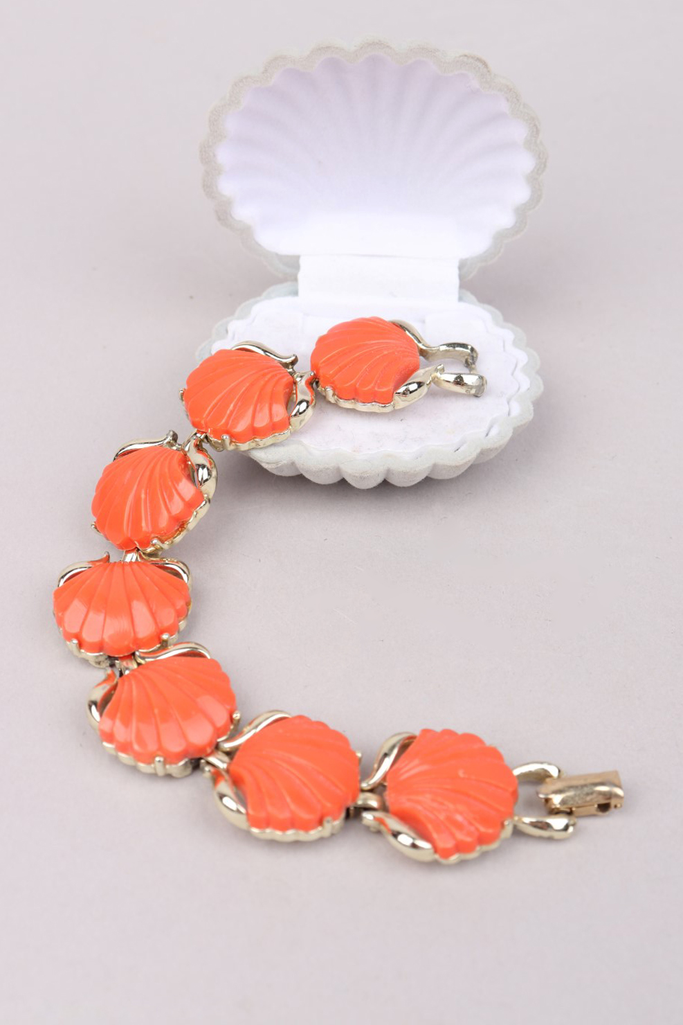 Vtg 1950s Signed Coro Shell Charm Thermoset Bracelet (6) 1950s Thermoset Coral Shells 'Coro' Bracelet - Image 1