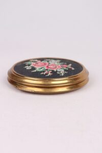 1950-60s Needlepoint Roses Powder Compact - Image 5