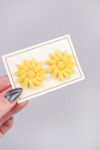 1950s Large Yellow Floral Earrings - Image 6