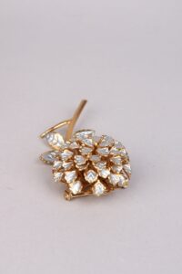 1960s Frosted Lucite Hydrangea Brooch - Afbeelding 4